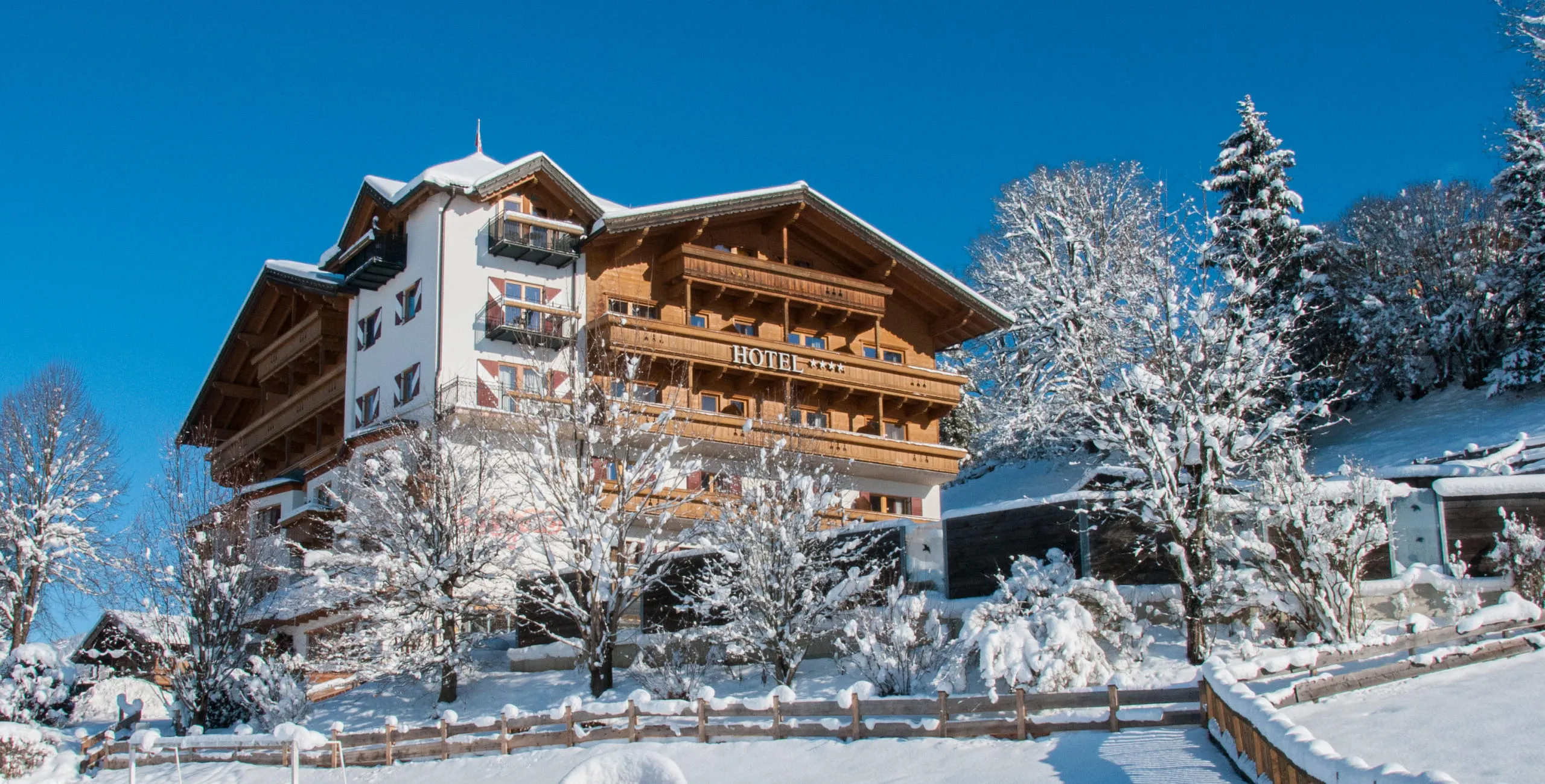 Außenansicht des Babyhotel und Kinderhotel Babymio mit Außenpool und Gartenbereich