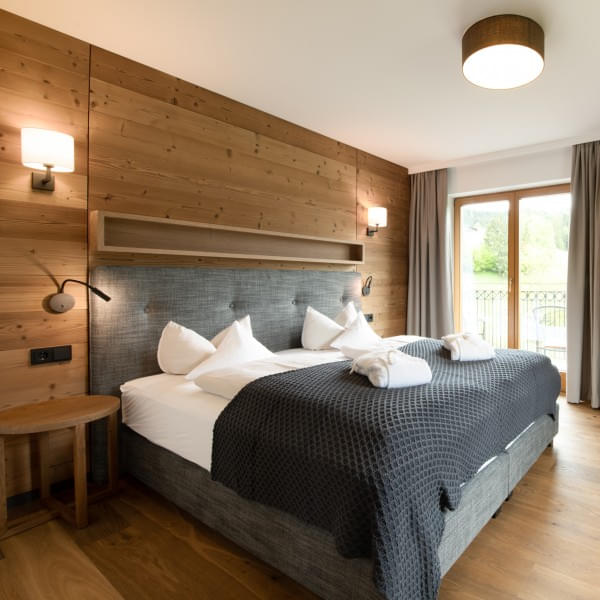 Gemütliches Doppelzimmer mit Babybett und Bergblick im 4* Hotel Babymio 