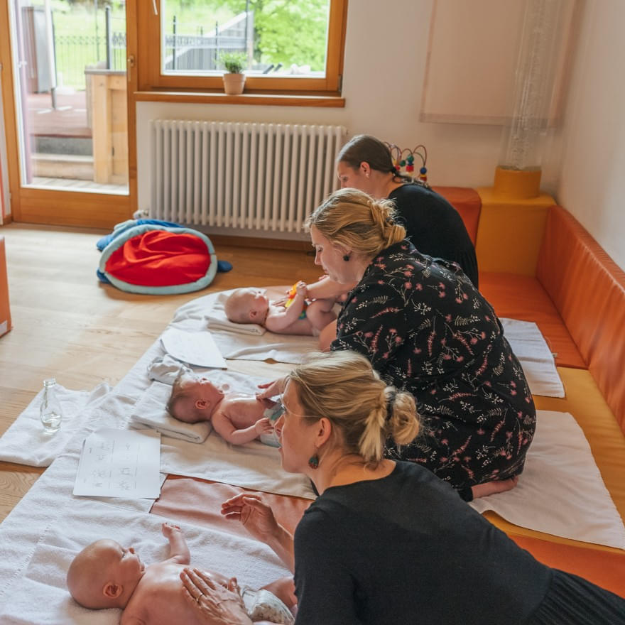 Mütter bei der Babymassage beim Wochenprogramm