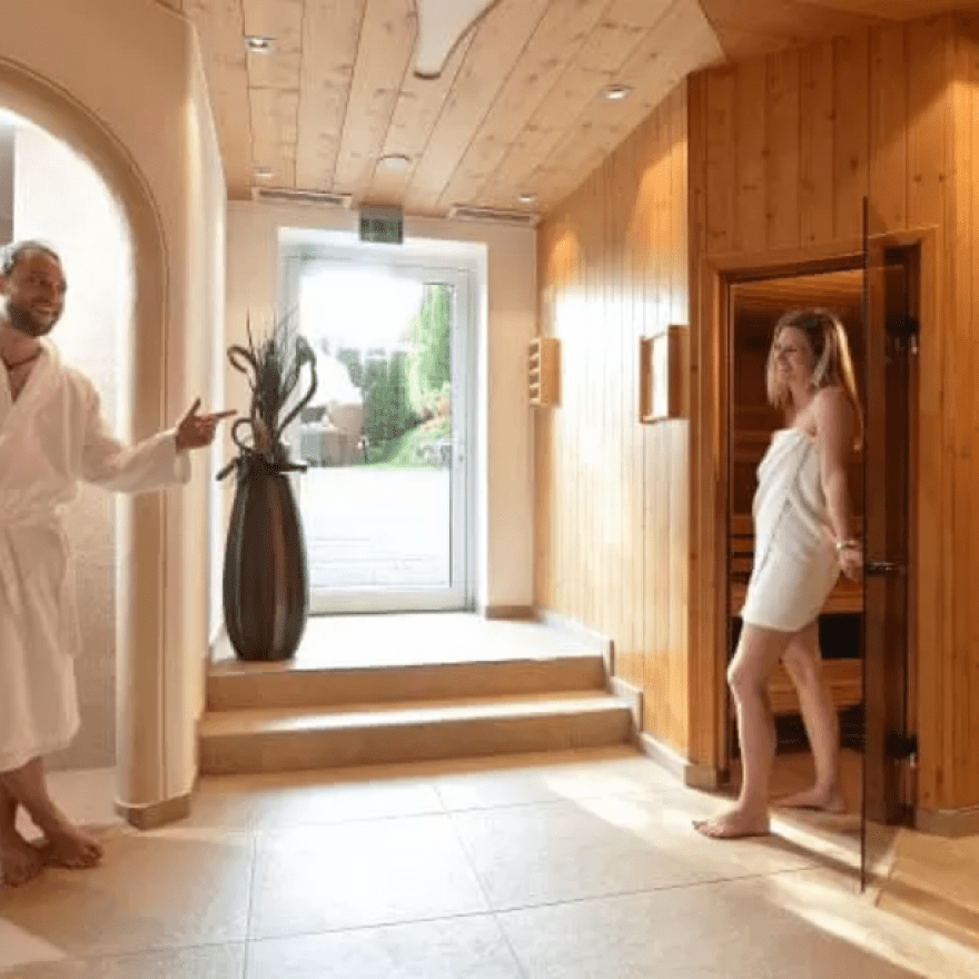 Paar im Bademantel genießt den Spa & Sauna-Bereich im Familienhotel Babymio