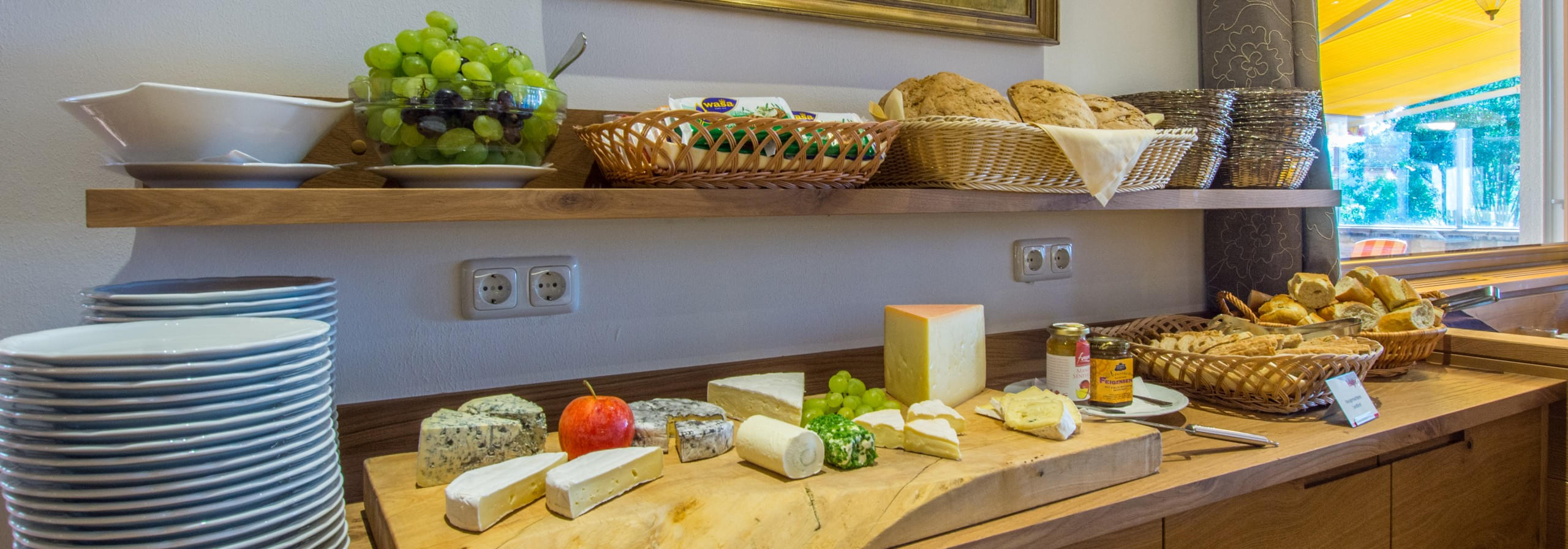 Frühstücksbuffet mit Käse, Brot und Obst