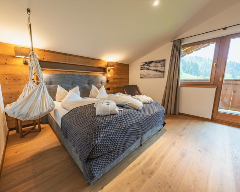 AlpenSuite SUP mit Doppelbett, Babywiege und Balkonblick