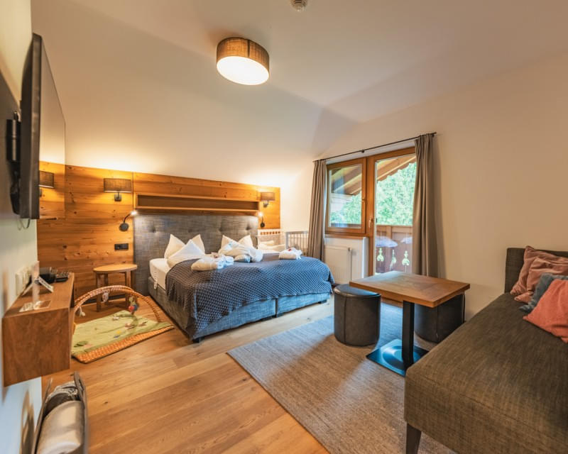 Doppelzimmer SUP mit Doppelbett und Baby- oder Zusatzbett, Sitzecke 