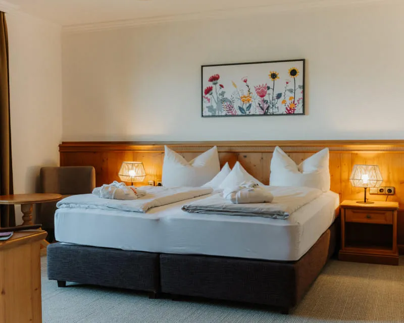 Doppelzimmer mit Babybett und gemütlicher Einrichtung