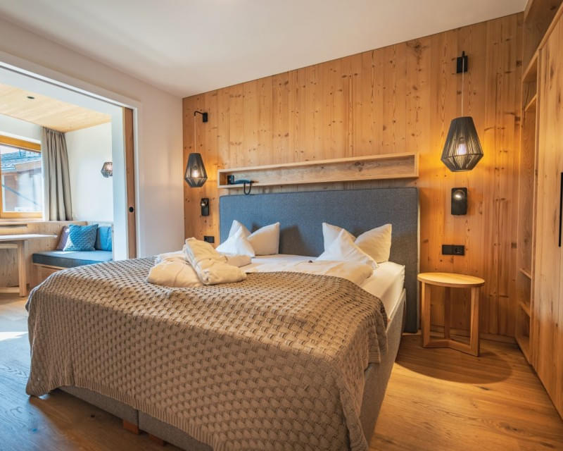 Familien Suite A SUP mit komfortablem Doppelbett und gemütlicher Sitzecke