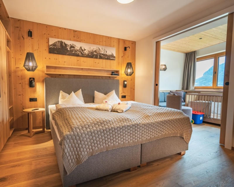 Familienzimmer A SUP mit Doppelbett und abgetrenntem Kinderschlafbereich