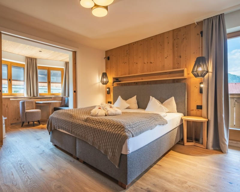 Familienzimmer B SUP mit Doppelbett und Schiebetür abgetrenntem Kinderschlafbereich