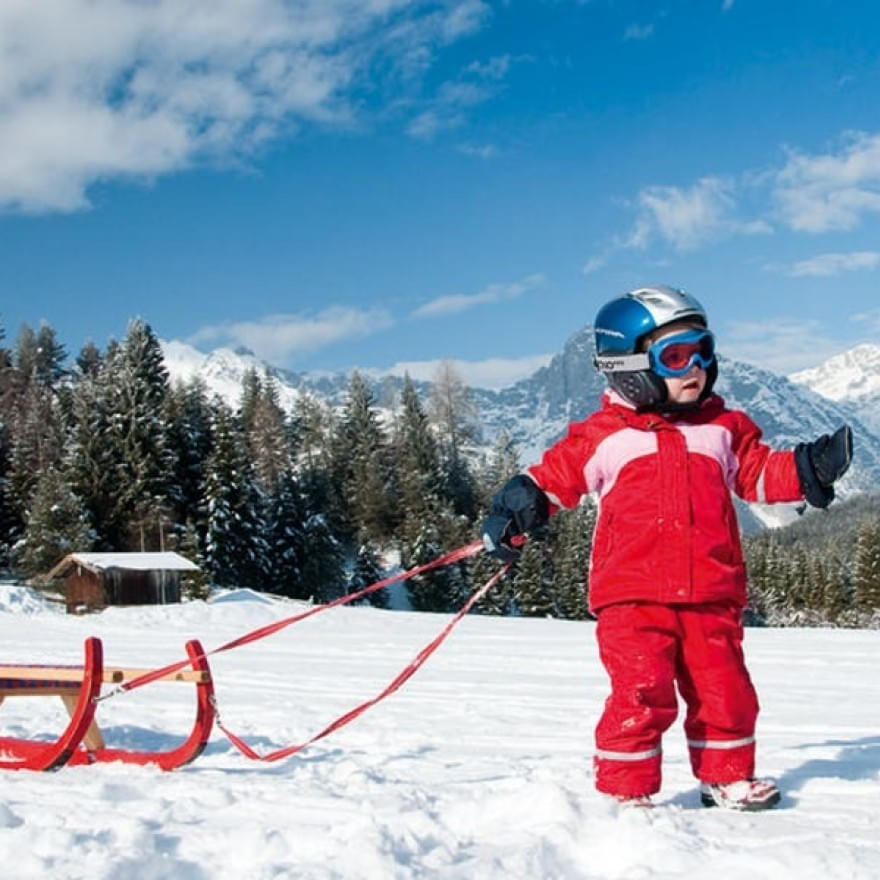 Kind-mit-Rodel-CTirol-Werbung