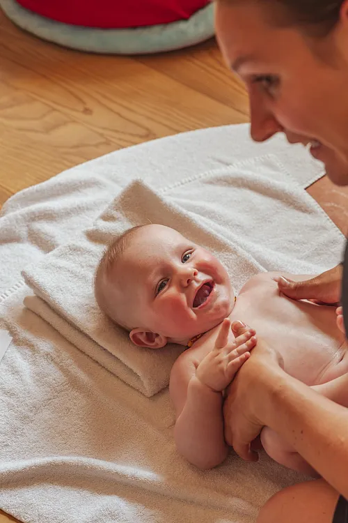 Kinder in Skiausrüstung im Skigebiet Kitzbühel in den Tiroler Alpen genießen den Schnee