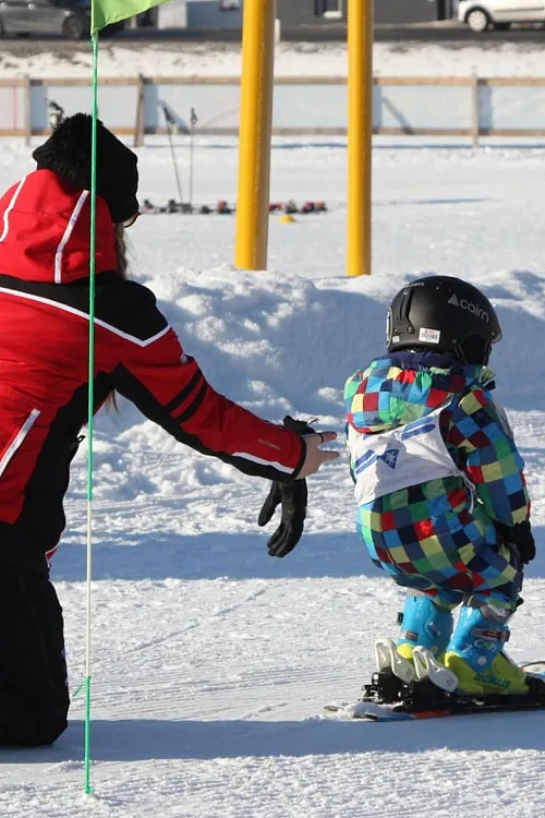 liebevolle Betreuung im Miniclub Skikurs ab 2,5 Jahre