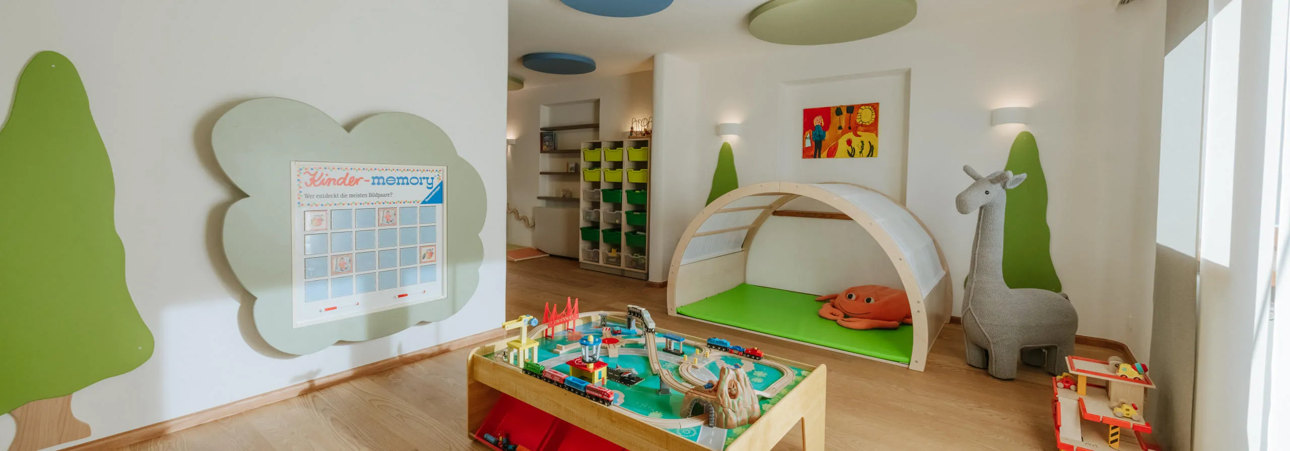 Betreuerin vom Hotel zeigt Kindern ein Kaninchen und sie streicheln es