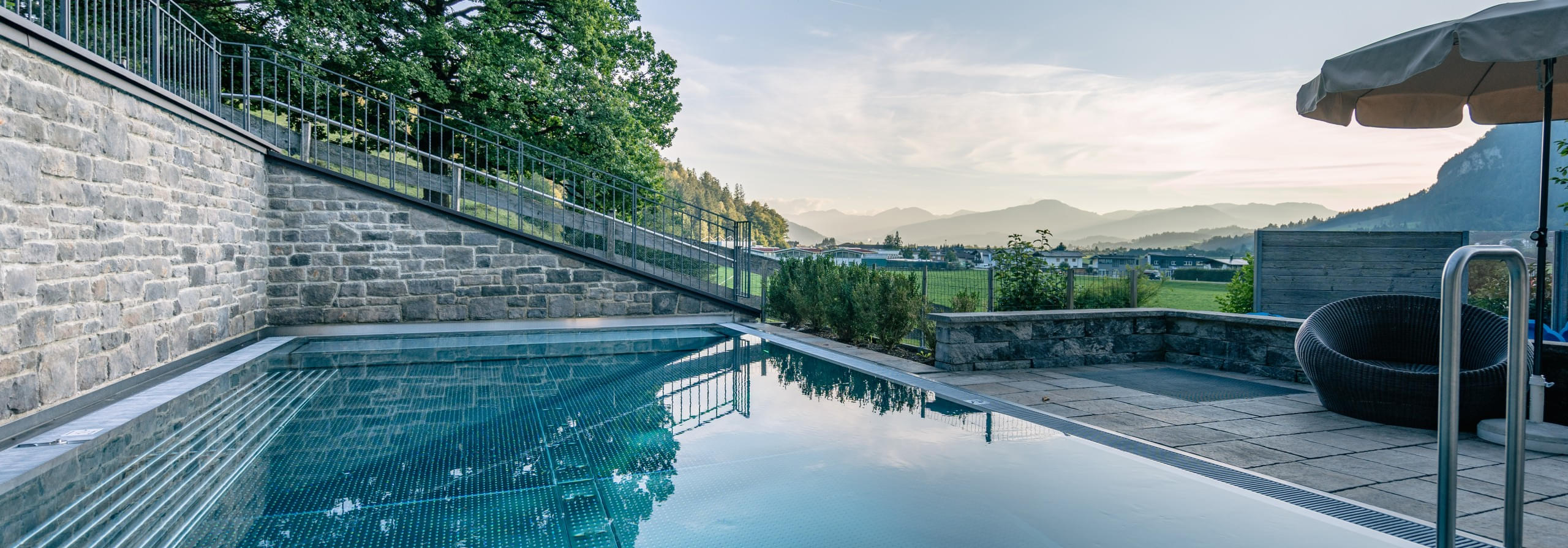 Außenpool vom Hotel Babymio mit Blick auf die umliegende Landschaft der Kitzbüheler Alpen