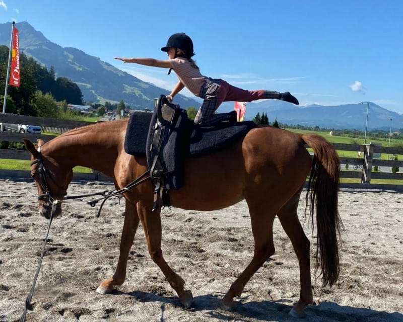 junges Mädchen reitet auf Pferd bei der Reitanlage Oberhabachhof neben dem Hotel