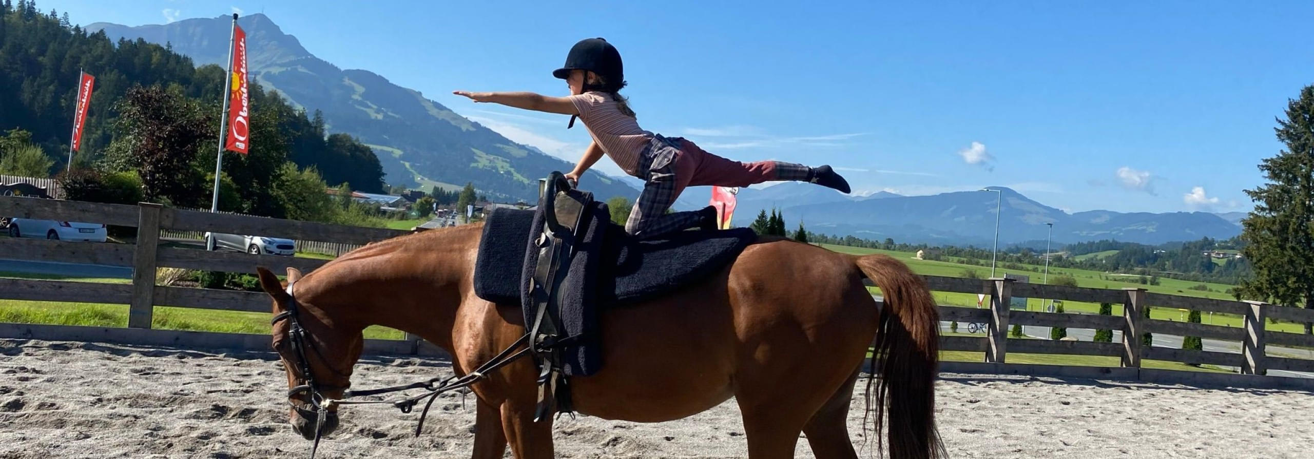 junges Mädchen reitet auf Pferd bei der Reitanlage Oberhabachhof neben dem Hotel