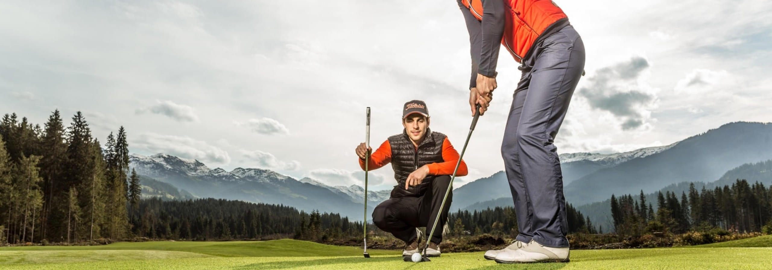 Golfer auf einem Platz mit Bergblick auf die Kitzbüheler Alpen