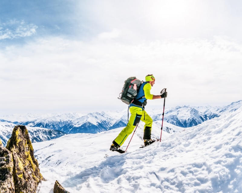 Skibergsteiger/Skitourengeher in den schneebedeckten Kitzbüheler Alpen