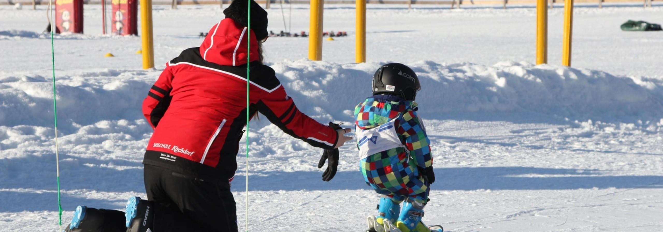 Skilehrer bringt Kinder das Skifahren bei im Mini-Skiclub