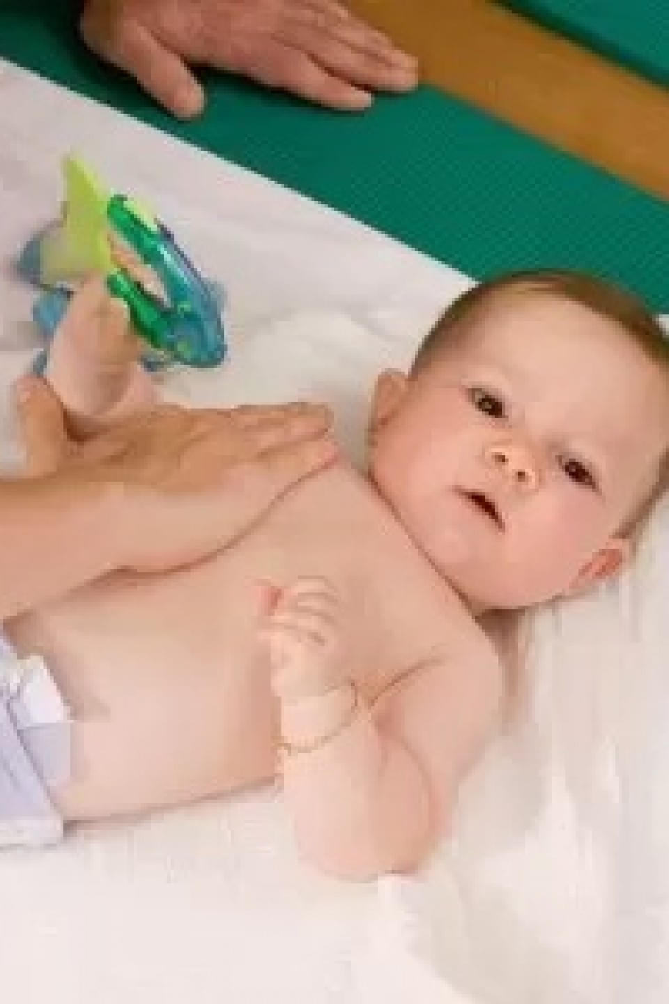 Baby bei einer Babymassage