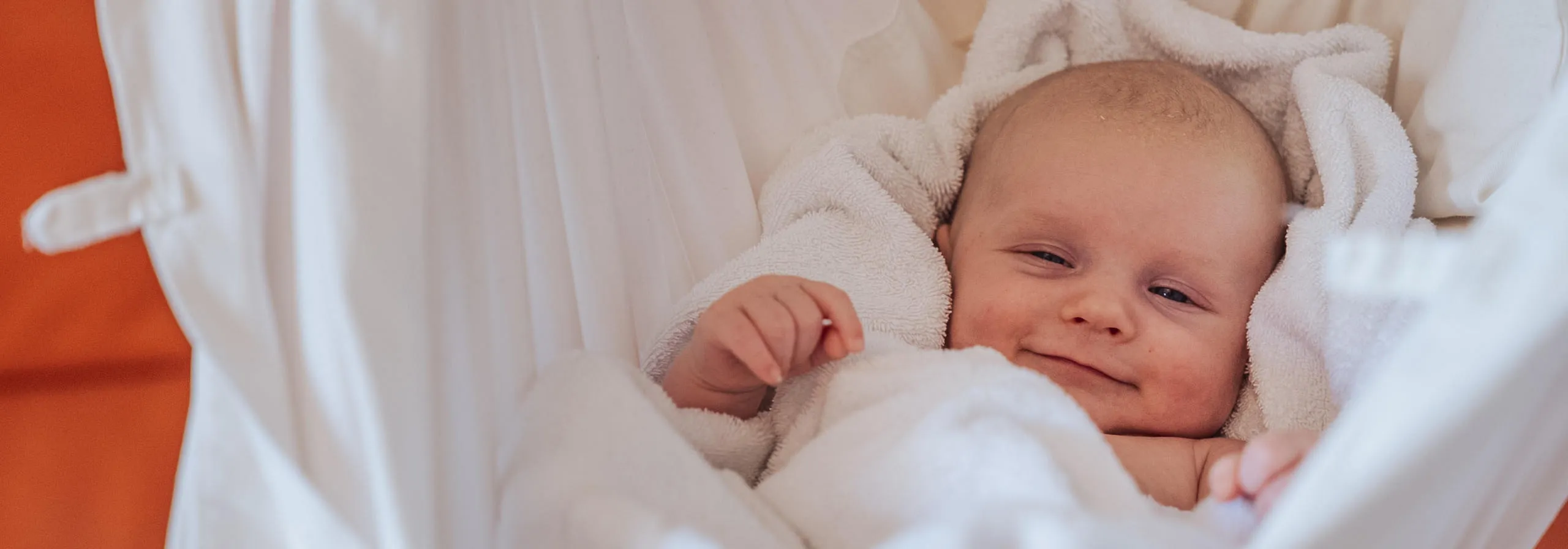 glückliches Baby in der Hängematte